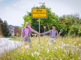 Ehepaar vor dem Ortsschild von Ehe in Diespeck